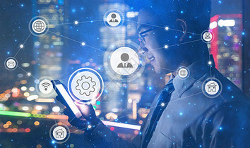 商务男士夜晚看手机